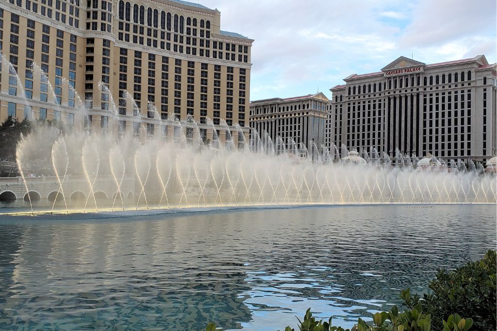 Bellagio fountains performing in front of the hotel on a las vegas itinerary 5 days