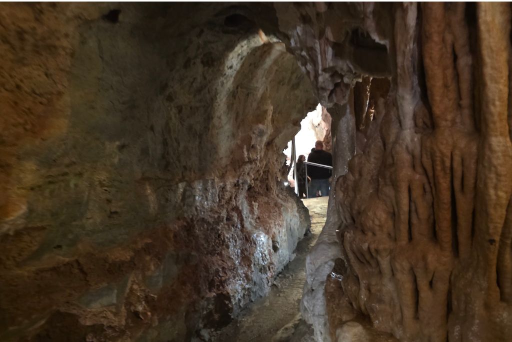 Missouri Road Trip Itinerary: Branson, The Ozarks &Amp; Beyond 13 Narrow passage lined with rock formations inside bridal cave near lake of the ozarks.