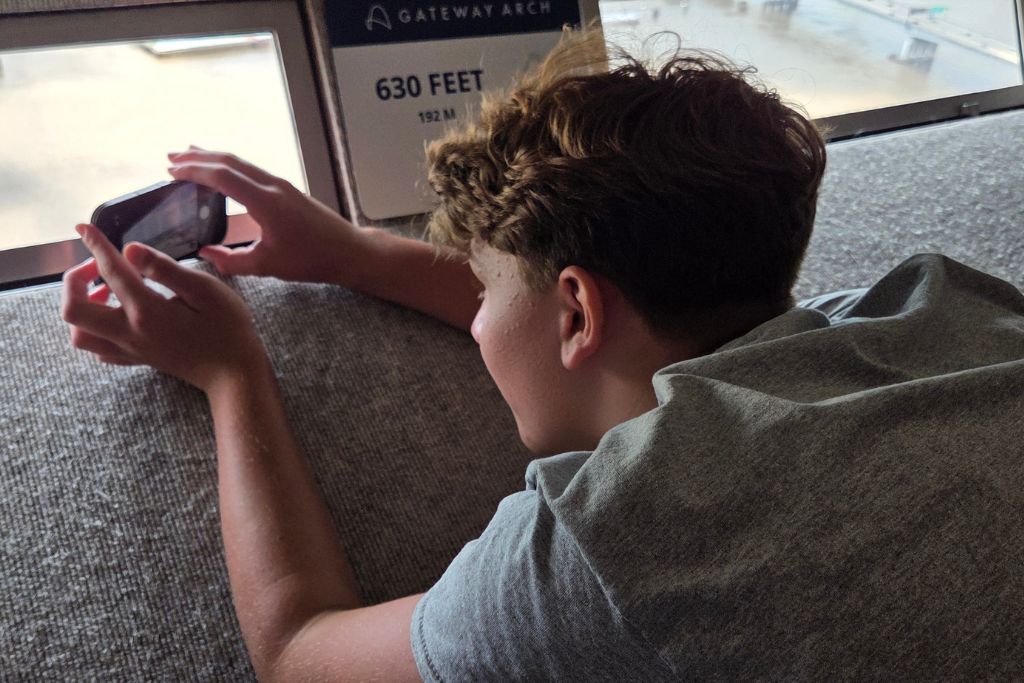 Missouri Road Trip Itinerary: Branson, The Ozarks &Amp; Beyond 9 Mason looking out the windows at the top of the gateway arch in st. Louis.