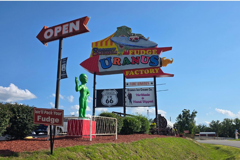 Missouri Road Trip Itinerary: Branson, The Ozarks &Amp; Beyond 16 Uranus fudge factory sign and giant green alien along historic route 66 in missouri.